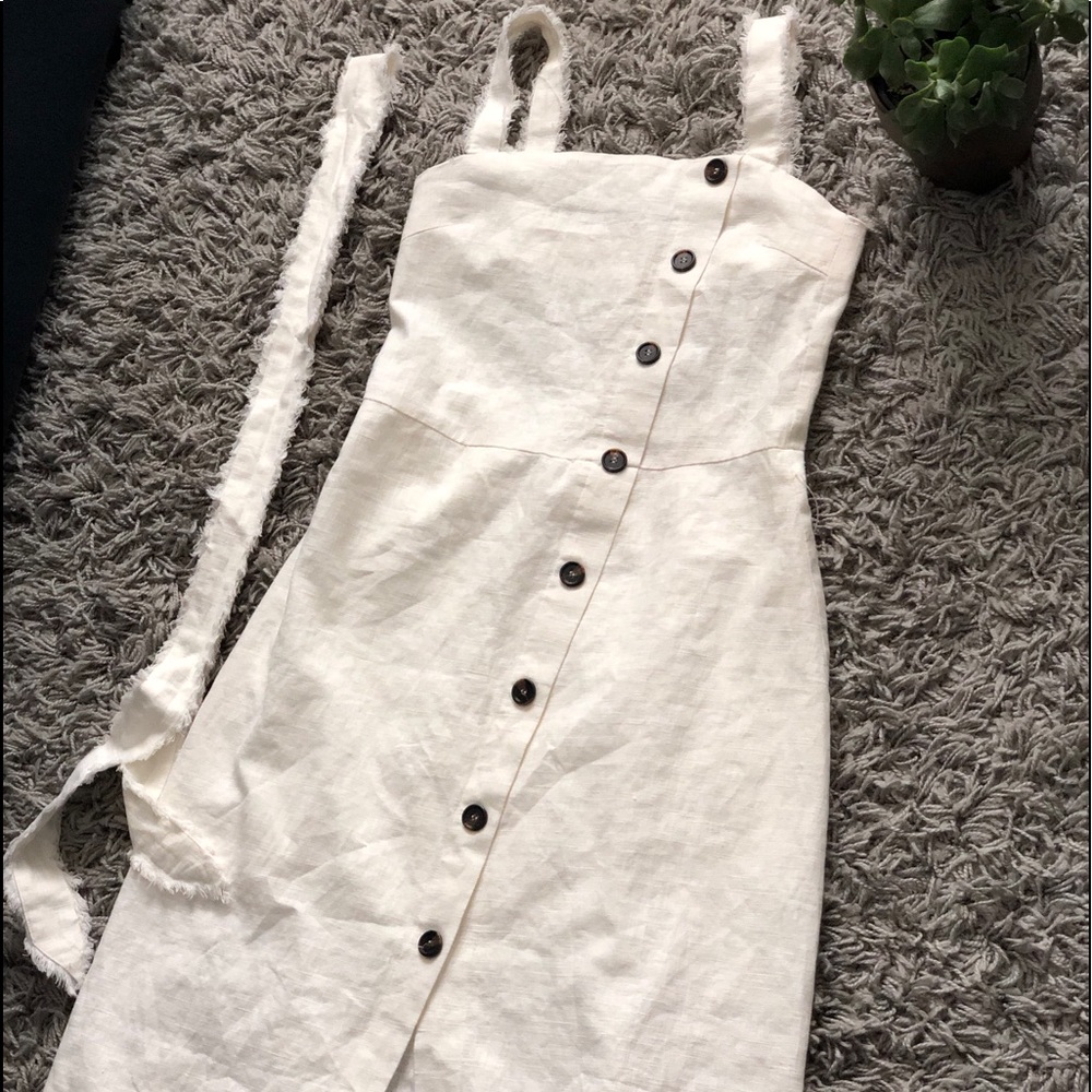 Gilli beautiful white dress.